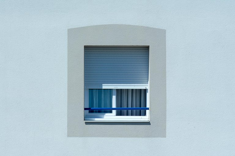 7 Rahasia Membuat Ruangan Panas Kamu Terlihat Sejuk dan Nyaman dengan Pilihan Roller Blinds yang Tepat