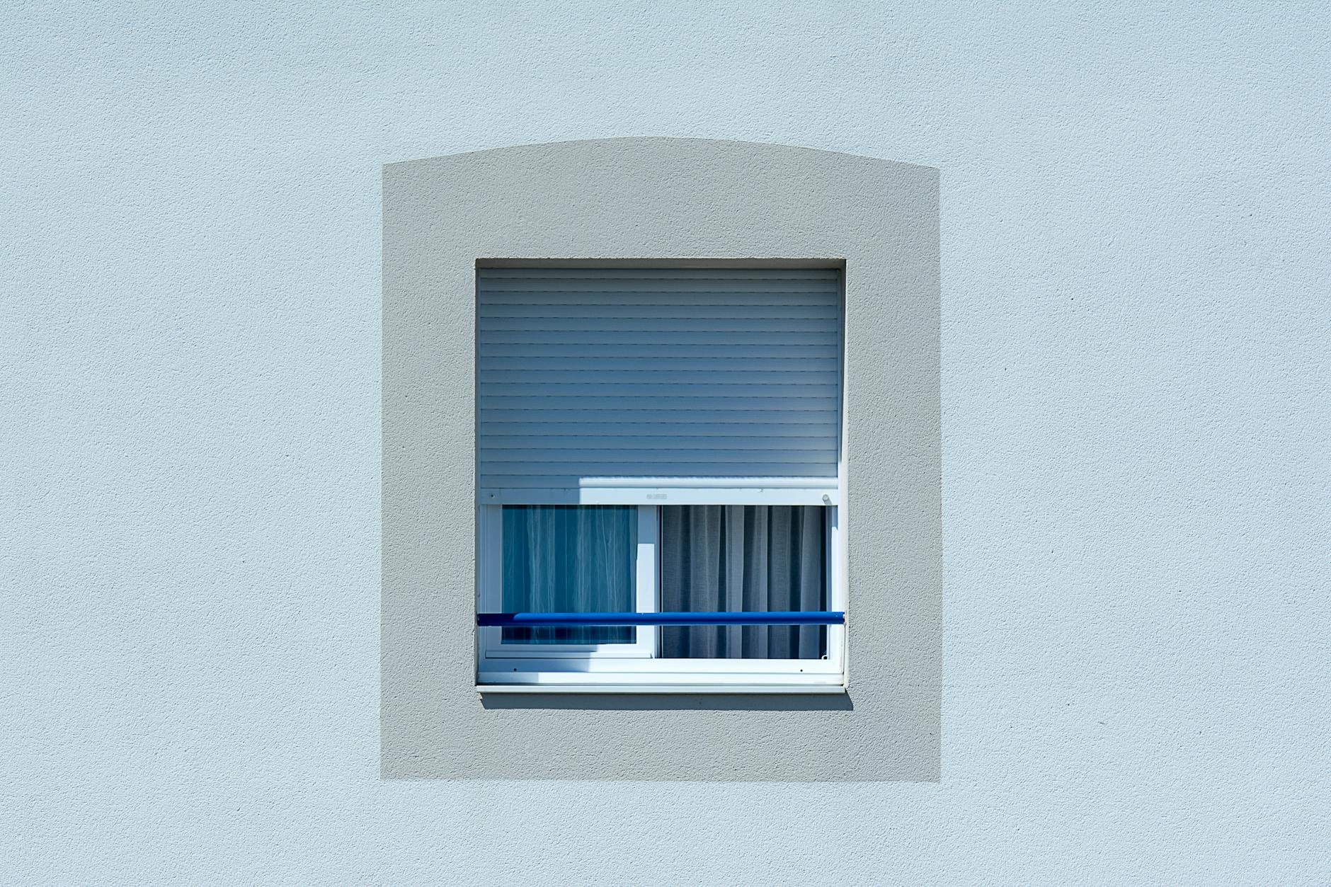 Perbedaan roller blinds dan gorden untuk rumah minimalis dalam mempercantik jendela dengan desain yang sederhana dan fungsional