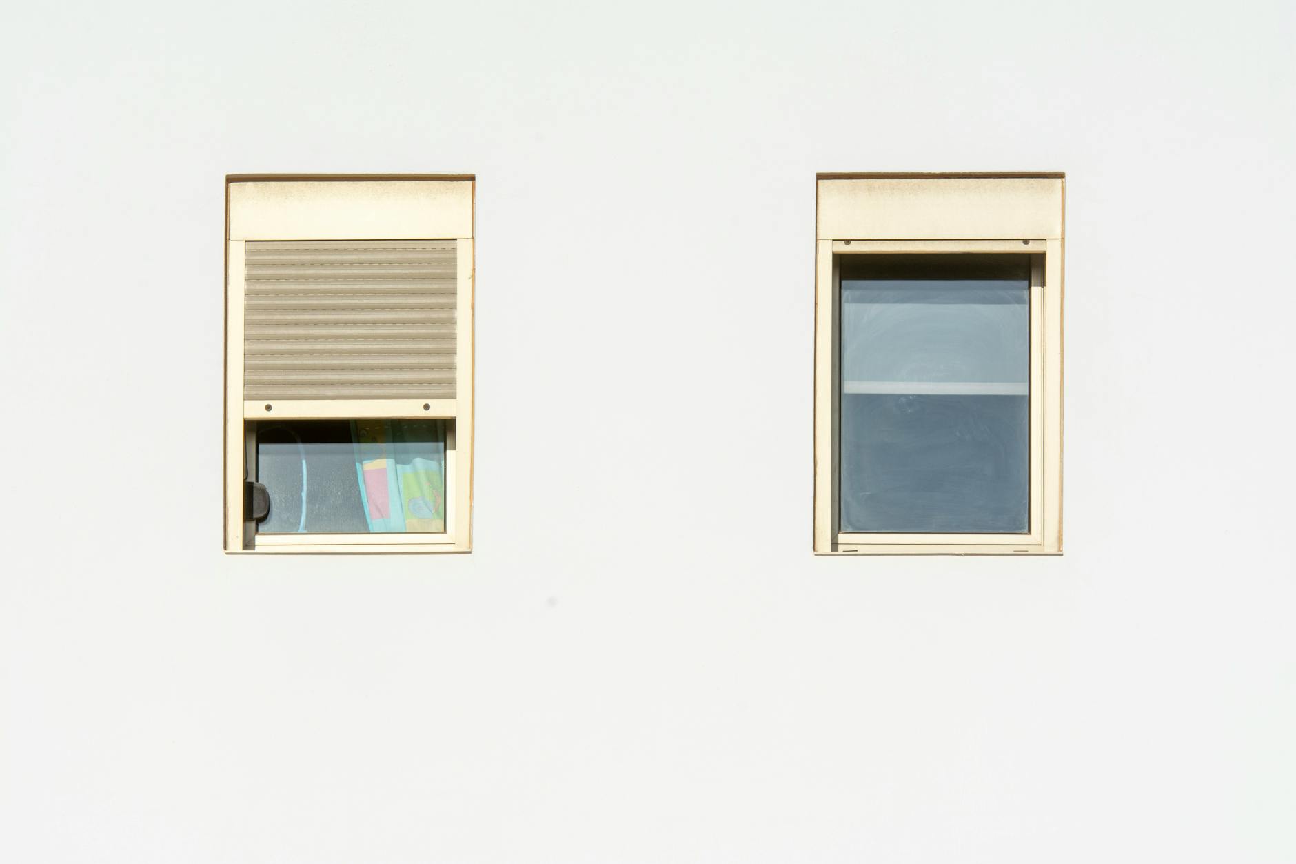 Gambar perbandingan roller blinds dan gorden untuk rumah minimalis menunjukkan perbedaan desain dan fungsi kedua jenis tirai yang populer digunakan pada jendela rumah modern