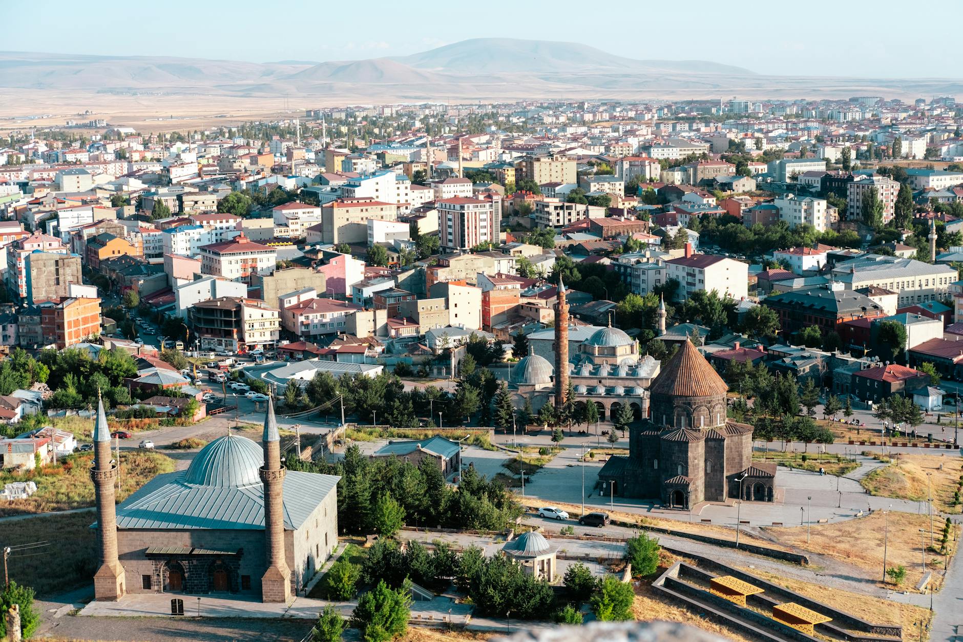 Gambar hospital dengan logo KARS yang menunjukkan standar akreditasi kesehatan yang tinggi dan memenuhi persyaratan mutu layanan kesehatan.