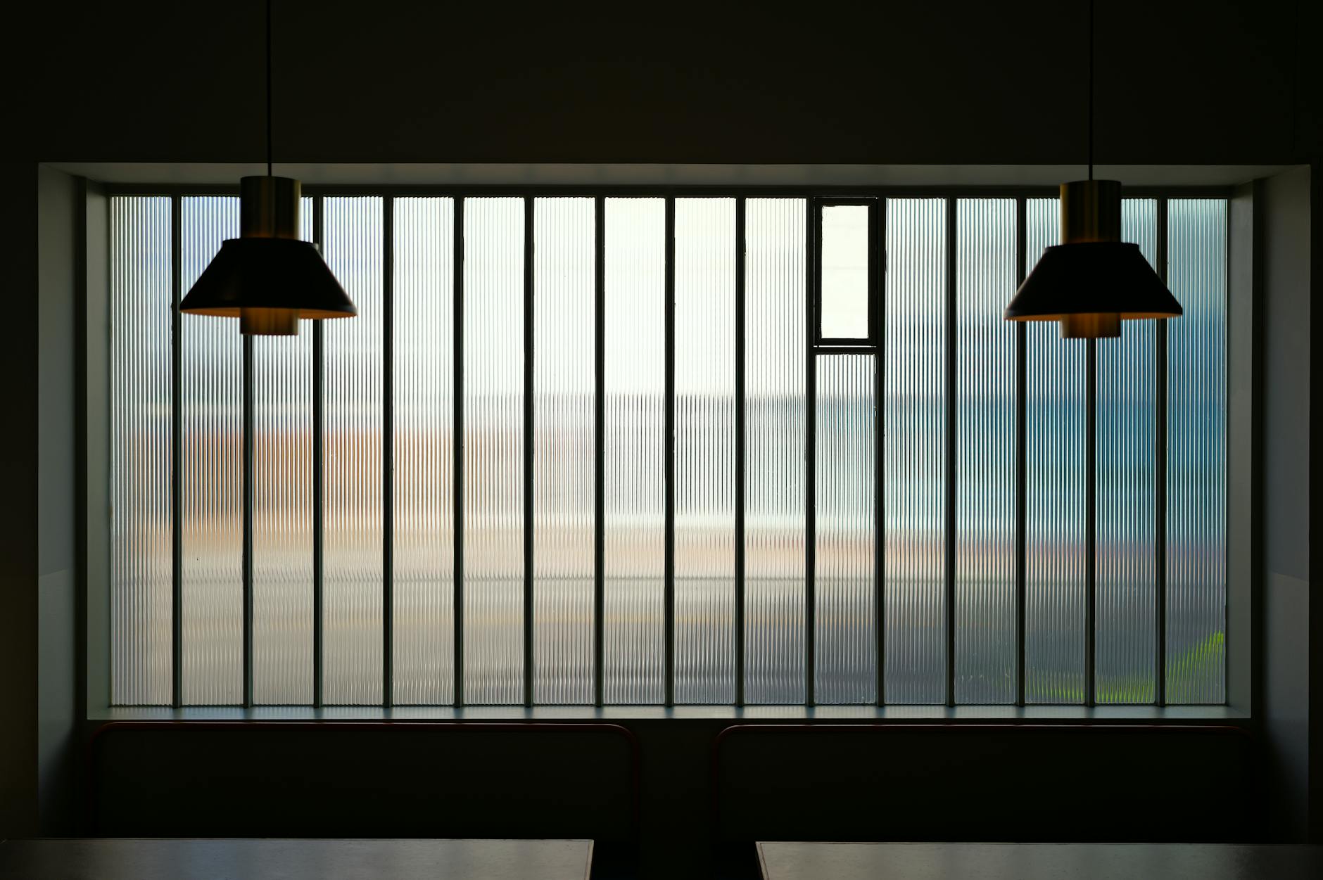 Stiker sandblast motif minimalis untuk kaca kantor yang memberikan inspirasi desain dekorasi interior kantor modern dan elegan