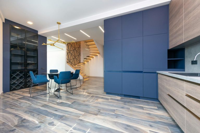 Lantai Impian Anda: Rahasia Mengapa Lantai Vinyl Lebih Unggul dari Laminated Flooring di Area Basah