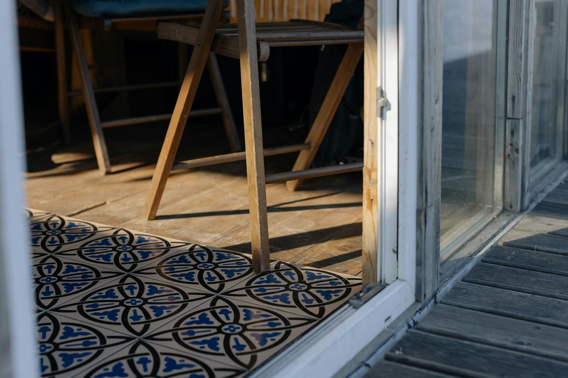 Pasang karpet tile berkualitas tinggi untuk gedung dengan jasa profesional yang terpercaya dan berpengalaman.