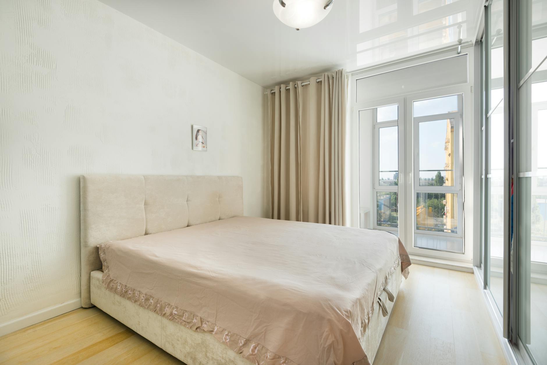 Gorden rumah sakit anti bakteri yang dirancang dan dipasang oleh kontraktor interior berpengalaman untuk meningkatkan kenyamanan dan kebersihan pasien.