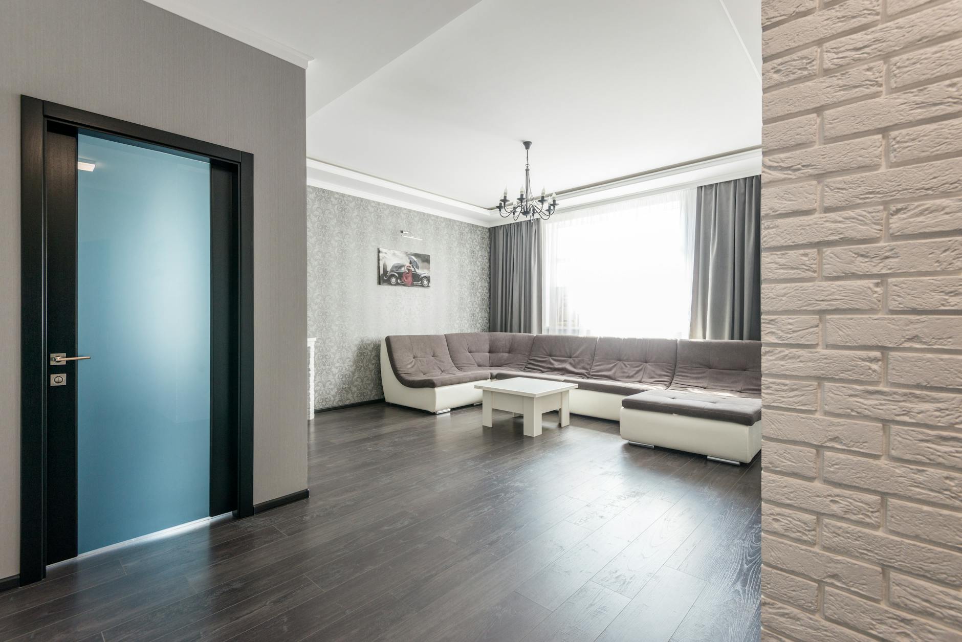 Gambar perbandingan lantai vinyl dan laminated flooring yang cocok untuk area basah di rumah dengan kelebihan dan kekurangan masing-masing jenis lantai