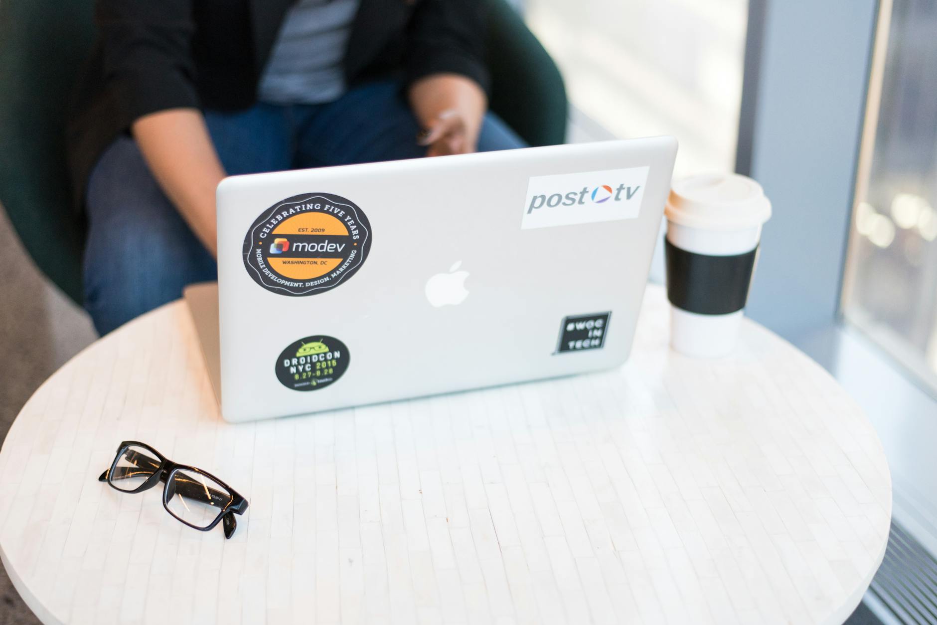 Gambar interior kantor yang dilengkapi dengan sticker sandblast motif logo, sticker kaca film kantor, vertical blinds untuk ruang rapat, dan karpet tile untuk kantor yang memberikan kesan profesional dan modern.