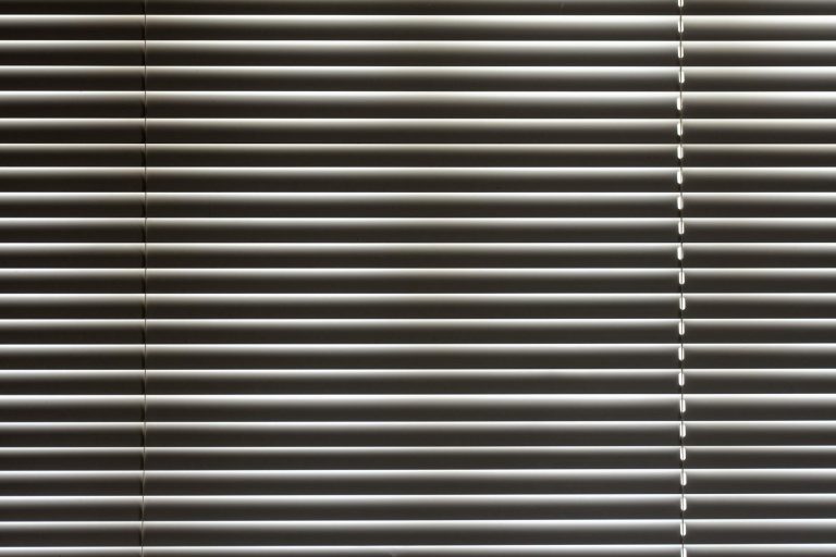 6 Tips Membuat Kantor dan Rumahmu Lebih Elegan dengan Penutup Jendela yang Tepat, Dari Roller Blinds hingga Gorden Custom, Cari Tahu Di Sini