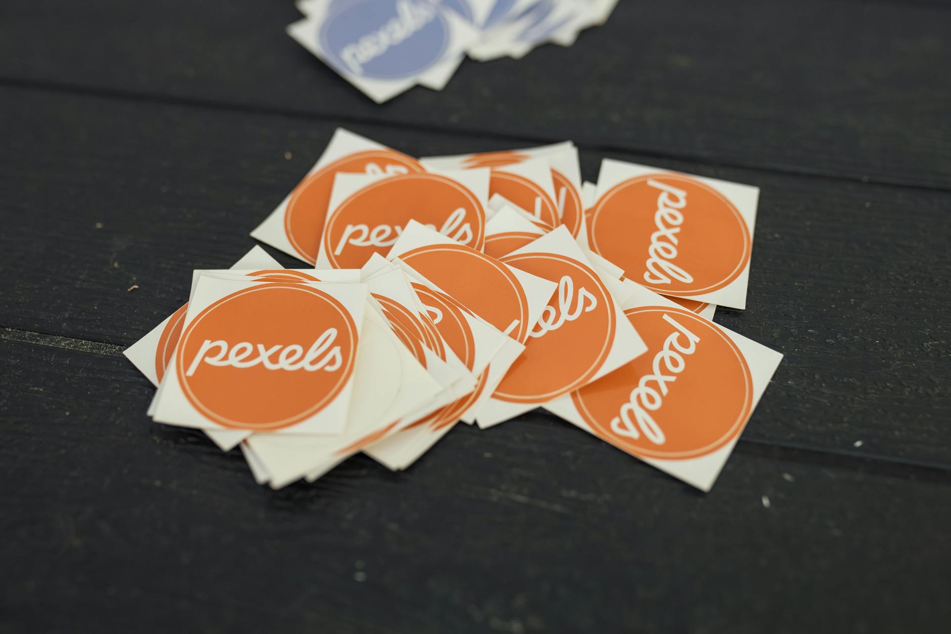 Stiker sandblast kustom dengan jasa desain logo yang unik dan menarik untuk memenuhi kebutuhan promosi dan branding bisnis Anda
