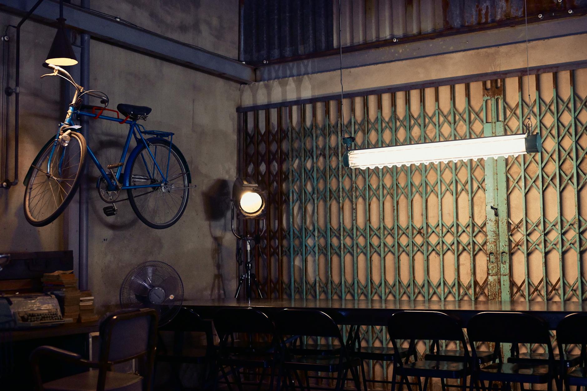 "Contoh PVC folding door untuk sekat ruang keluarga"