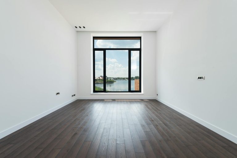 Lantai Vinyl vs Laminated Flooring: Mana yang Lebih Awet dan Tahan Lama untuk Hunian Impian Anda?