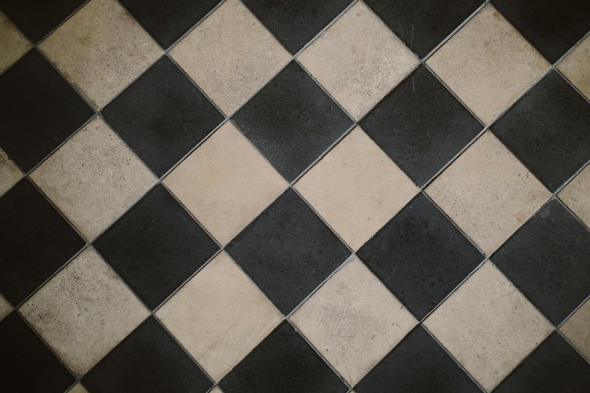 Pasang karpet tile untuk gedung dengan jasa profesional dan harga kompetitif untuk meningkatkan kesan mewah dan kenyamanan ruangan.