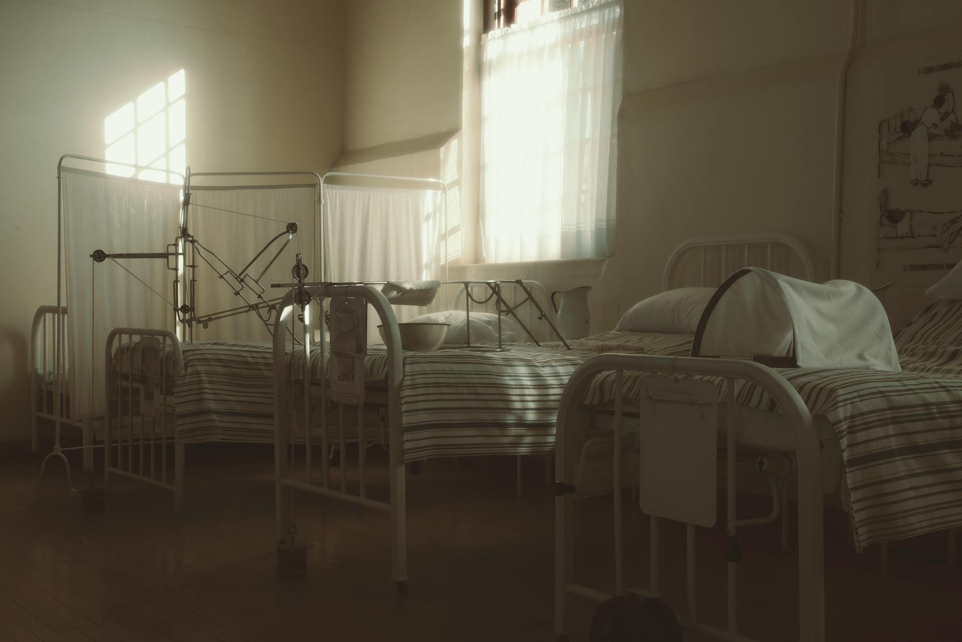 Gorden rumah sakit lengkap dengan hospital track yang modern dan fungsional untuk memenuhi kebutuhan kesehatan dan kenyamanan pasien.