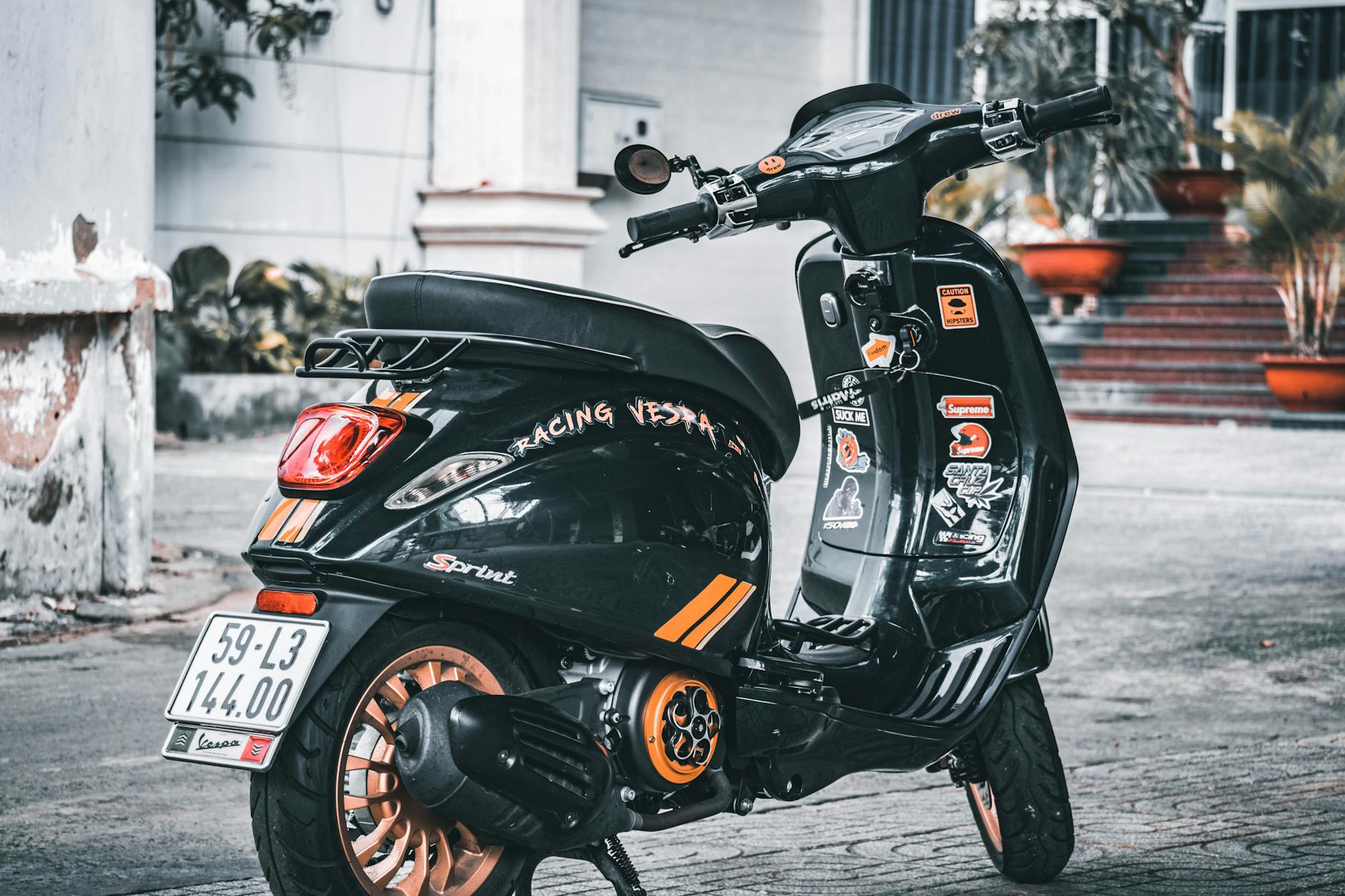 Stiker kustom sandblast berkualitas tinggi dengan jasa desain logo yang unik dan profesional untuk memenuhi kebutuhan bisnis Anda