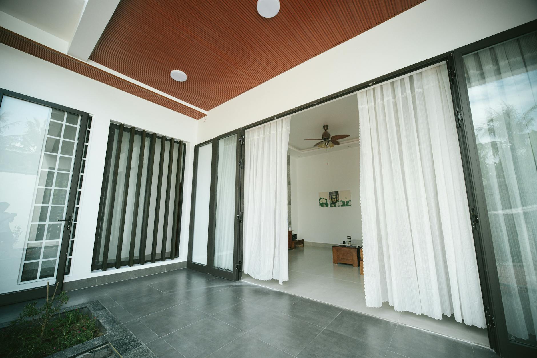 Partisi PVC Folding Door dan pintu aluminium, dua pilihan populer untuk membagi ruang dengan efektif dan hemat tempat.