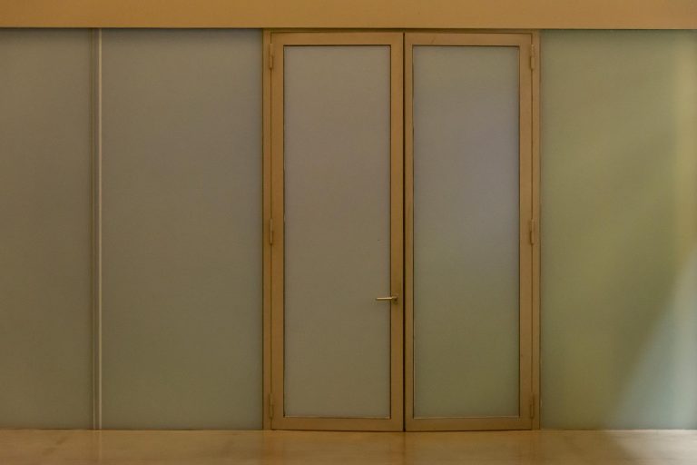 PVC Folding Door vs Pintu Aluminium: Pilih Mana untuk Maksimalkan Ruang Anda dengan Hemat dan Stil