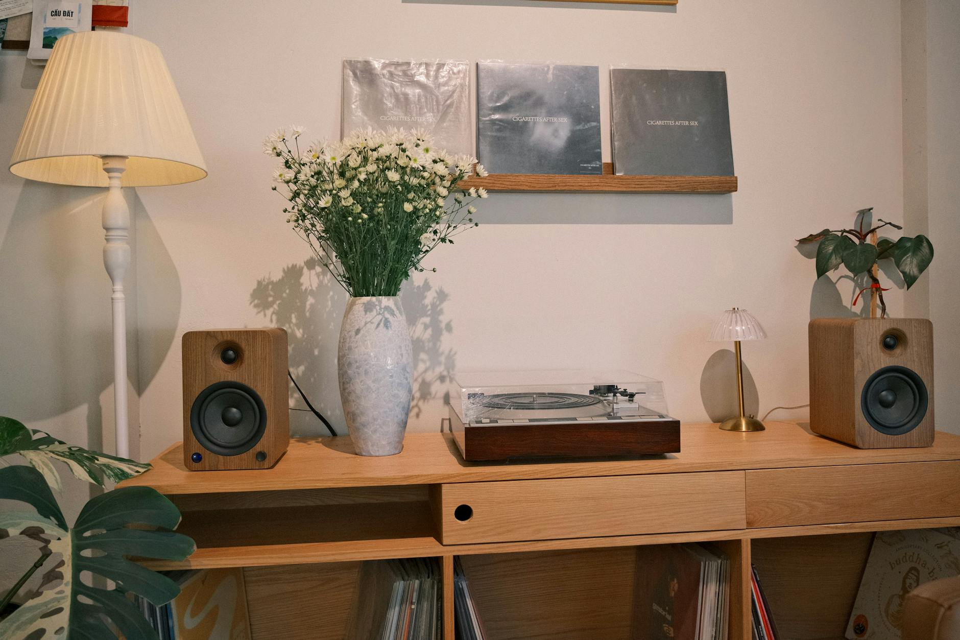 Pemasangan lantai vinyl motif kayu jati di ruang tamu memberikan kesan alami dan elegan pada desain interior rumah.