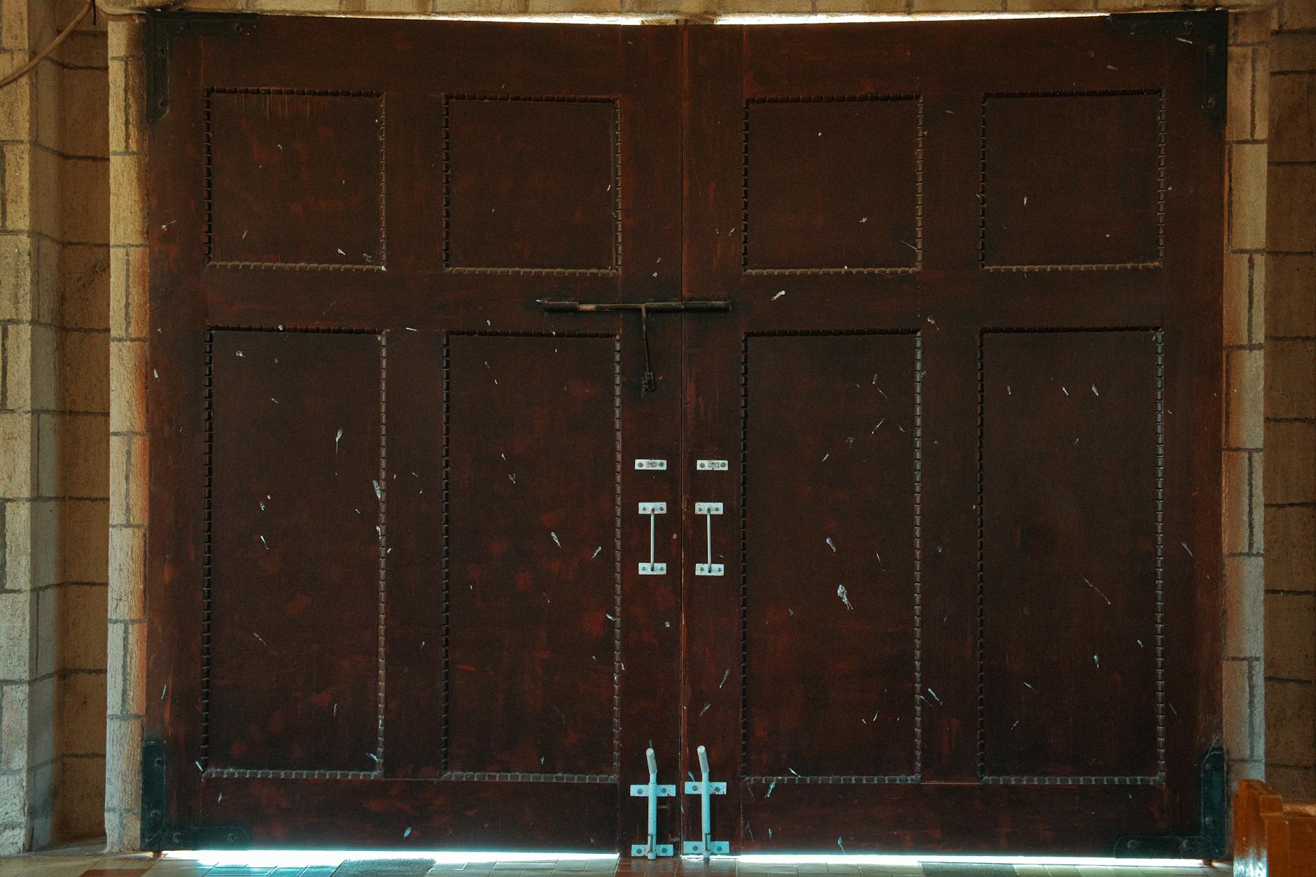 Gambar langkah-langkah pemasangan pintu lipat PVC foldable door yang mudah dan praktis untuk dilakukan sendiri di rumah dengan hasil yang rapi dan tahan lama.