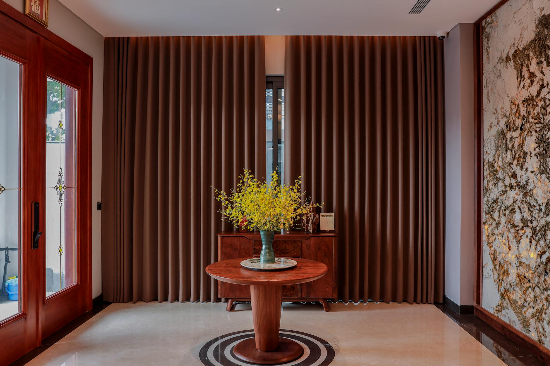 Gambar rel gorden rumah sakit model tanam recessed yang memberikan kesan modern dan elegan pada interior ruangan kesehatan.
