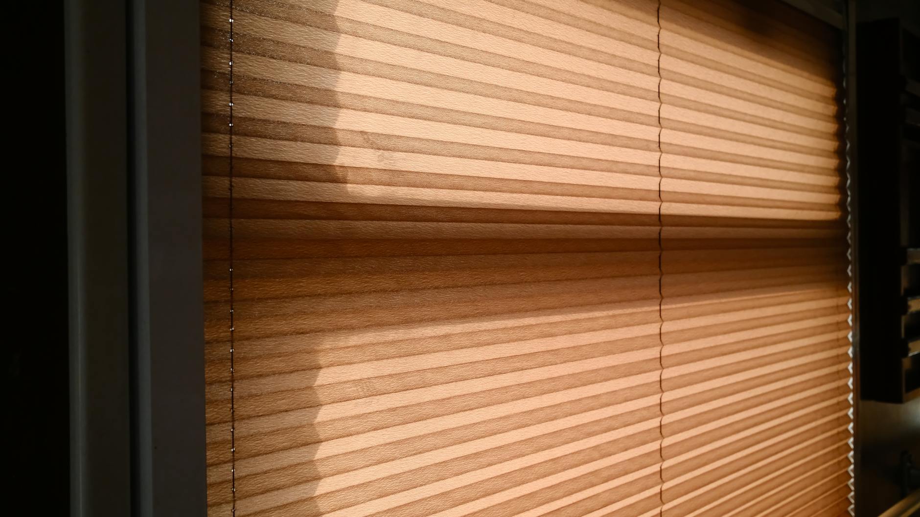 Gambar penutup jendela modern termasuk roller blinds kantor, vertical blinds murah, horizontal blinds aluminium, gorden rumah minimalis, dan jasa jahit gorden custom untuk dekorasi interior yang stylish dan fungsional.