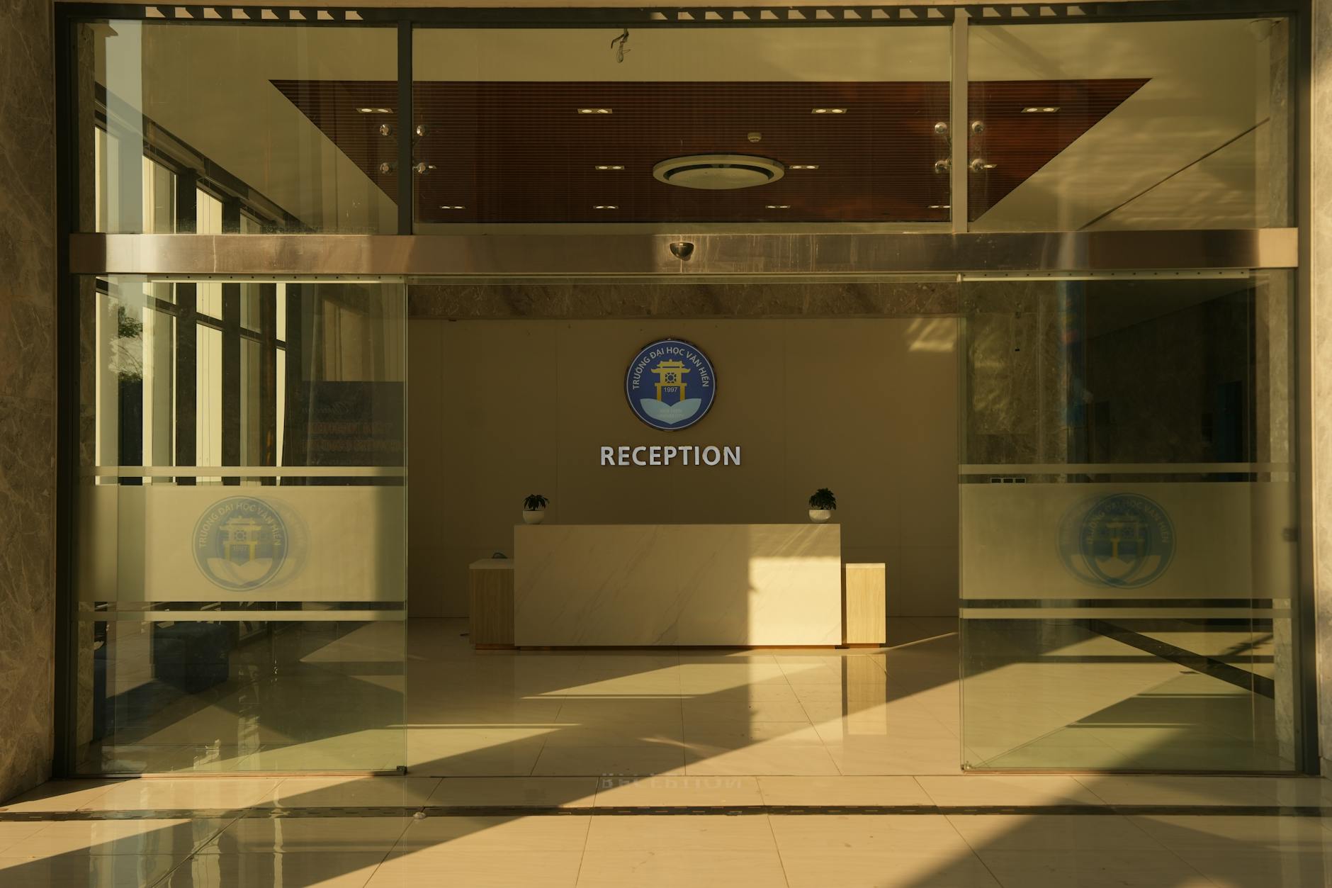 Stiker sandblast motif logo, stiker kaca film kantor, vertical blinds untuk ruang rapat, dan karpet tile untuk kantor, merupakan beberapa kebutuhan kantor yang penting untuk menciptakan ruang kerja yang nyaman dan profesional.