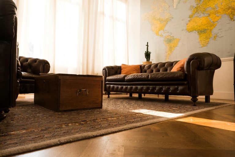 Rahasia Membuat Ruang Tamu Terlihat Mewah dengan Pemasangan Lantai Vinyl Motif Kayu Jati yang Bikin Anda Terkejut!