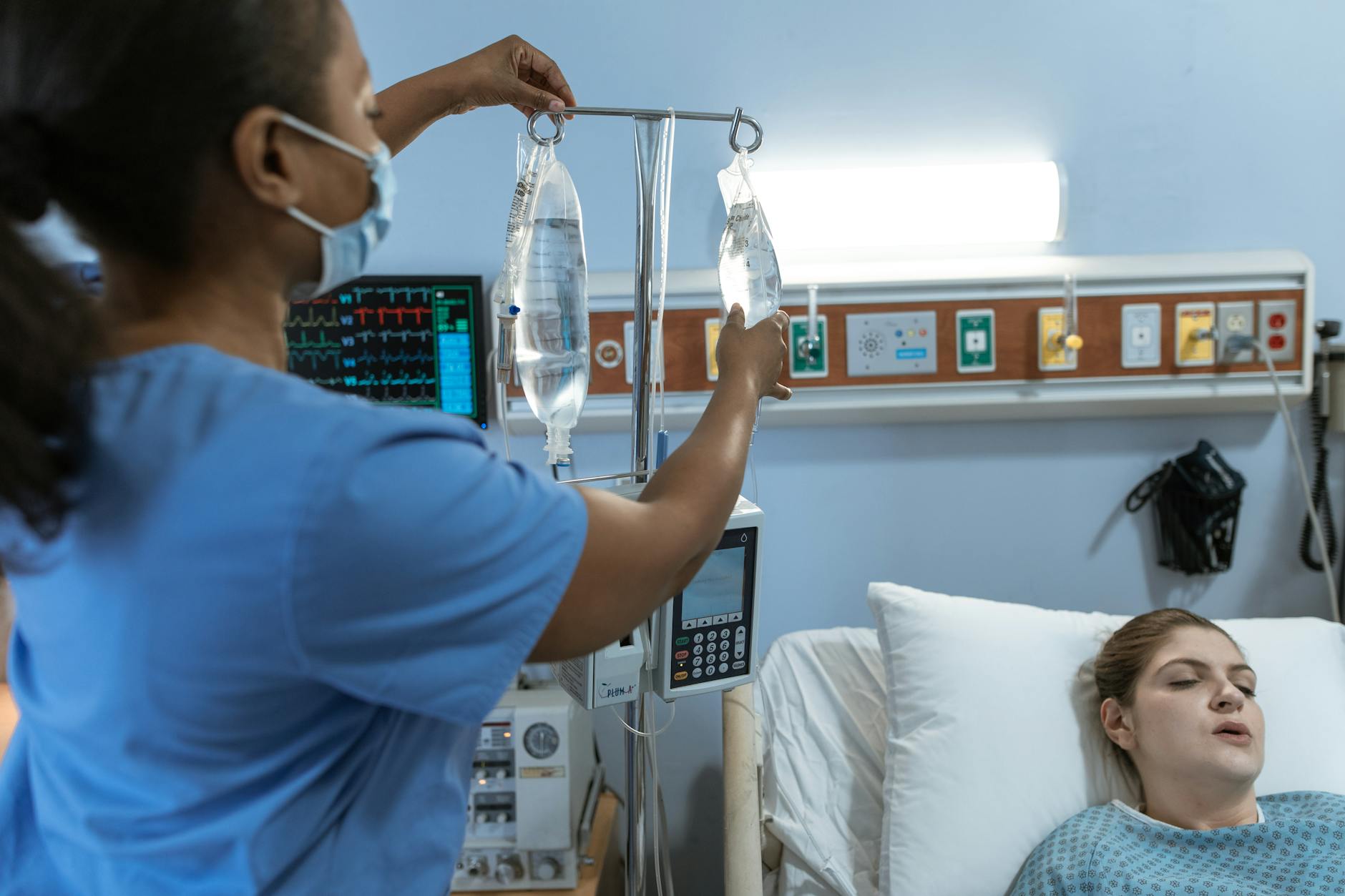 Gambar hospital dengan fasilitas lengkap yang telah memenuhi standar akreditasi KARS untuk meningkatkan kualitas pelayanan kesehatan bagi pasien.