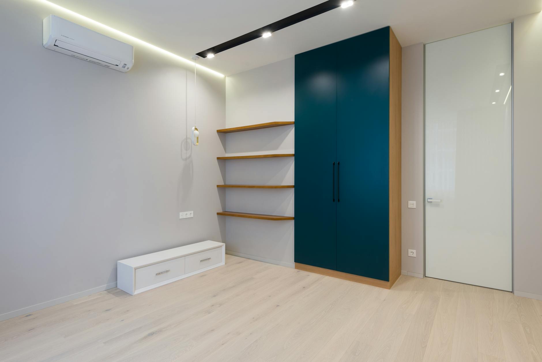Lantai dengan pilihan bahan seperti vinyl plank 3mm, SPC flooring anti air, dan laminated flooring parket HDF menawarkan keunggulan dan keindahan untuk ruangan Anda.