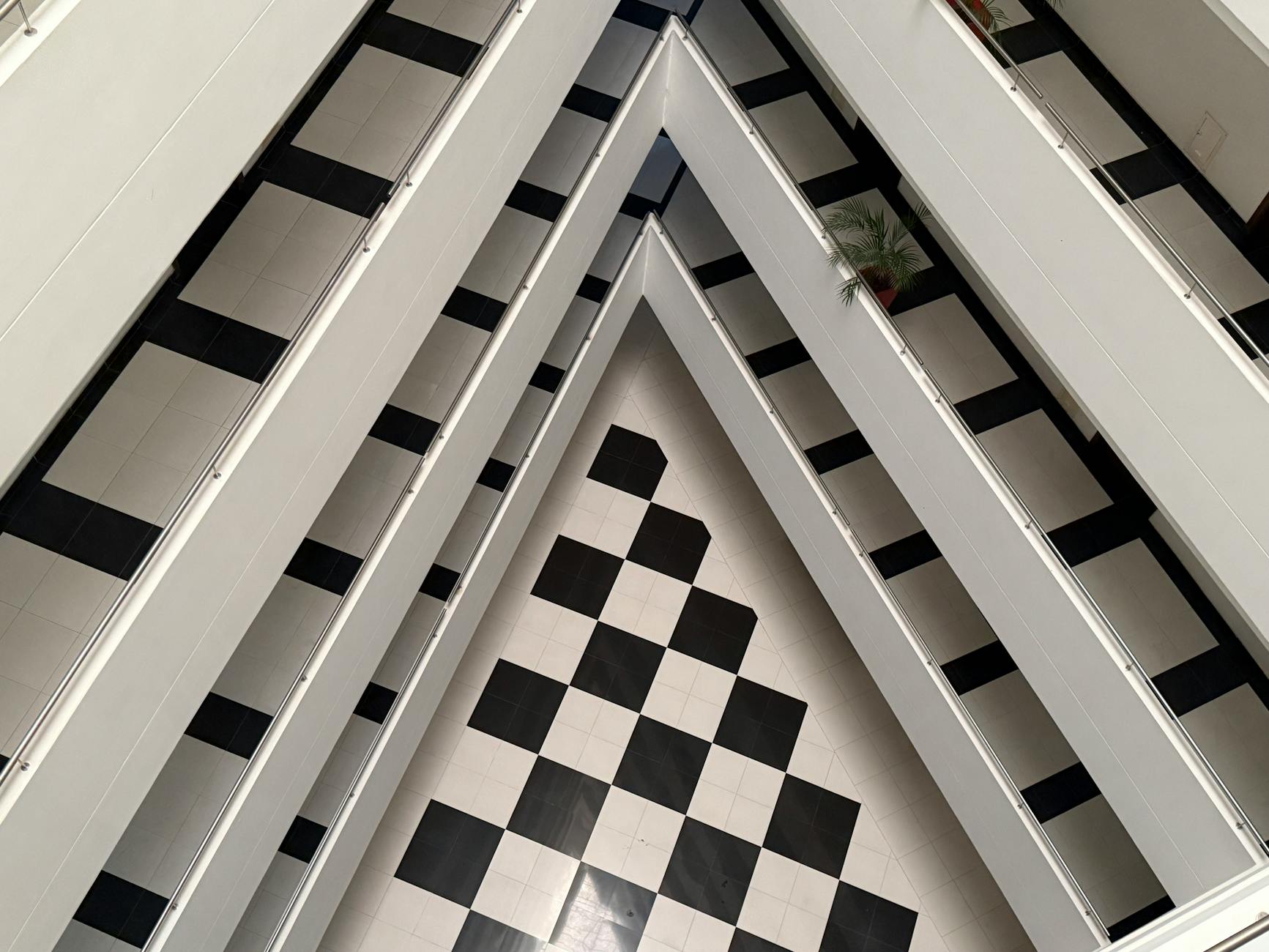 Pasang karpet tile untuk gedung dengan jasa profesional dan terpercaya untuk meningkatkan estetika dan kenyamanan ruangan Anda