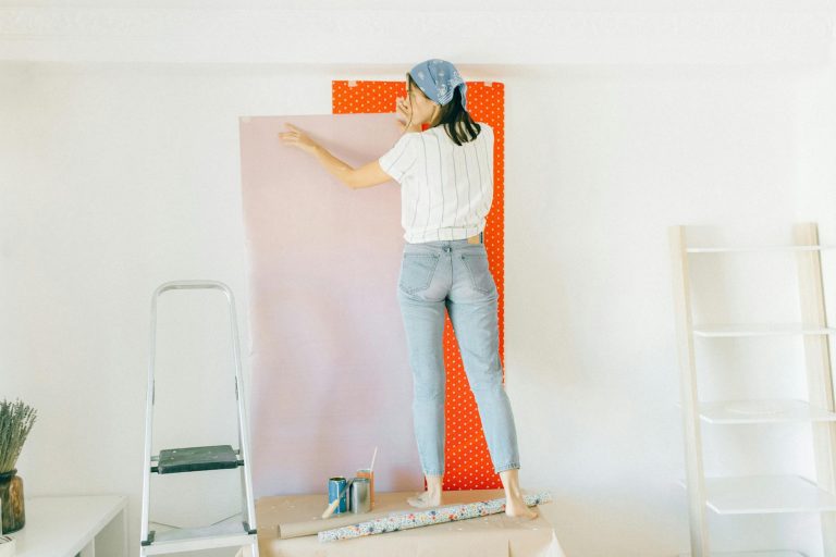 Rahasia Menghemat Biaya Dekorasi Rumah: 5 Cara Pasang Wallpaper Dinding Anti Mengelupas yang Belum Pernah Kamu Ketahui Sebelumnya