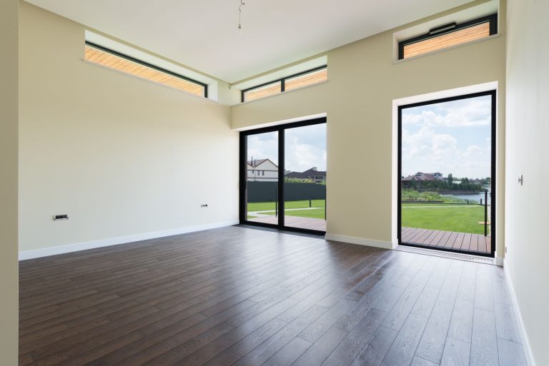 Lantai Vinyl vs Laminated Flooring: Mana yang Lebih Awet dan Tahan Lama untuk Hunian Impian Anda?