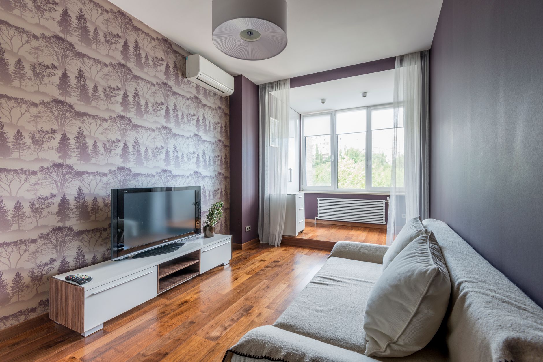 Gambar wallpaper dinding ruang tamu minimalis modern dengan desain sederhana dan warna netral yang cantik untuk dekorasi interior