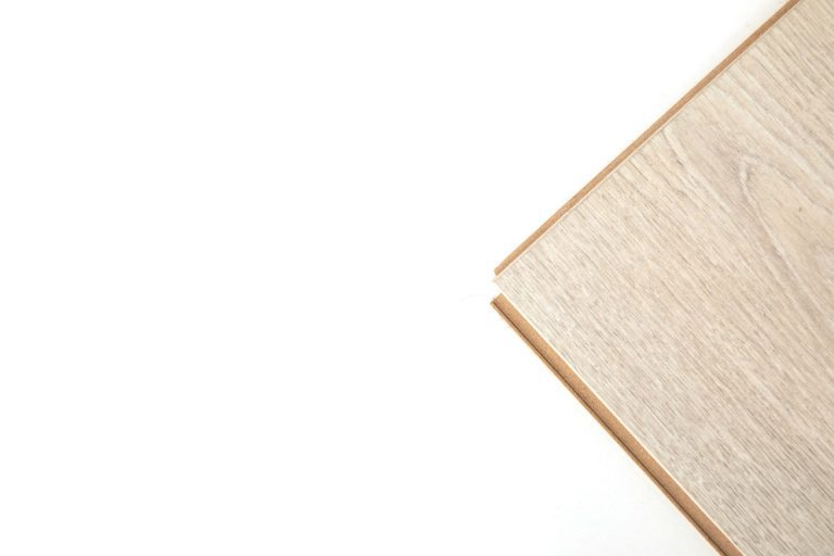 5 Alasan Mengapa Lantai Vinyl Lebih Unggul Dibanding Laminated Flooring, Apakah Anda Tahu Rahasia di Baliknya?