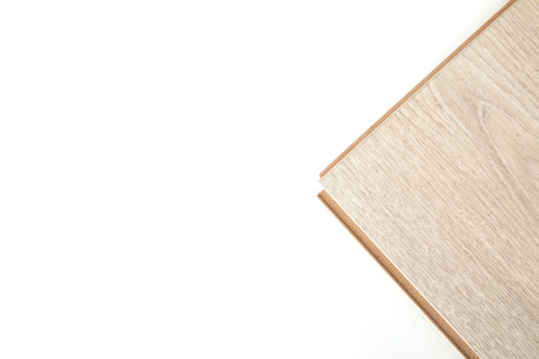 Gambar lantai vinyl plank 3mm, SPC flooring anti air, dan laminated flooring parket HDF sebagai pilihan lantai rumah yang tahan lama dan elegan.