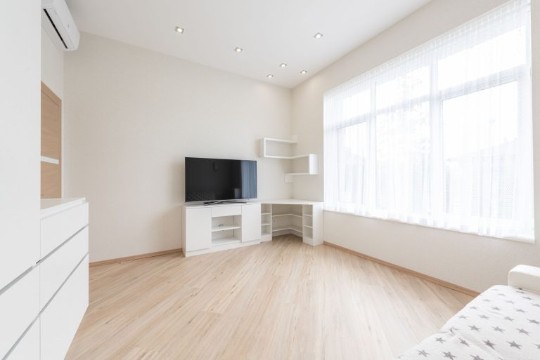 Bongkar Rahasia Lantai Impian: Apa yang Membedakan Lantai Vinyl dan Laminated Flooring?